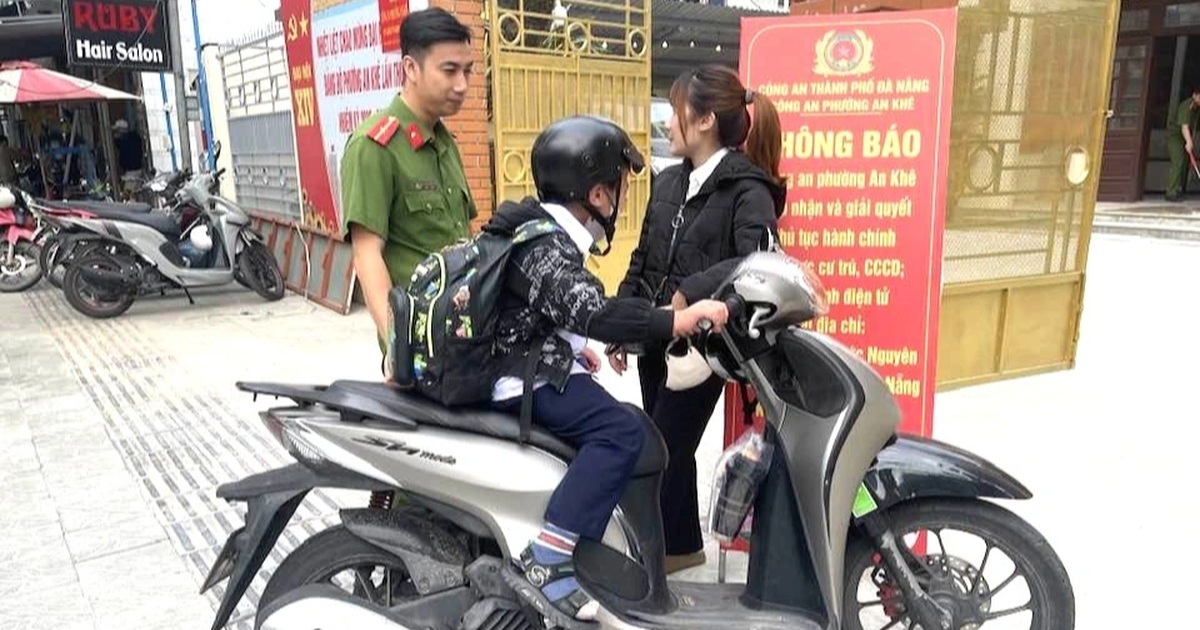 Cậu bé bị mẹ “bế lên đồn” và pha dỗ trẻ đi học của Công an phường An Khê