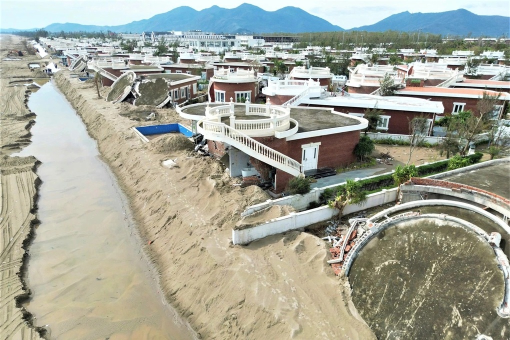 Vụ loạt biệt thự đổ gục trong bão Bualoi: Xây kè không theo giấy phép - 1 Vụ loạt biệt thự đổ gục trong bão Bualoi: Xây kè không theo giấy phép - 1