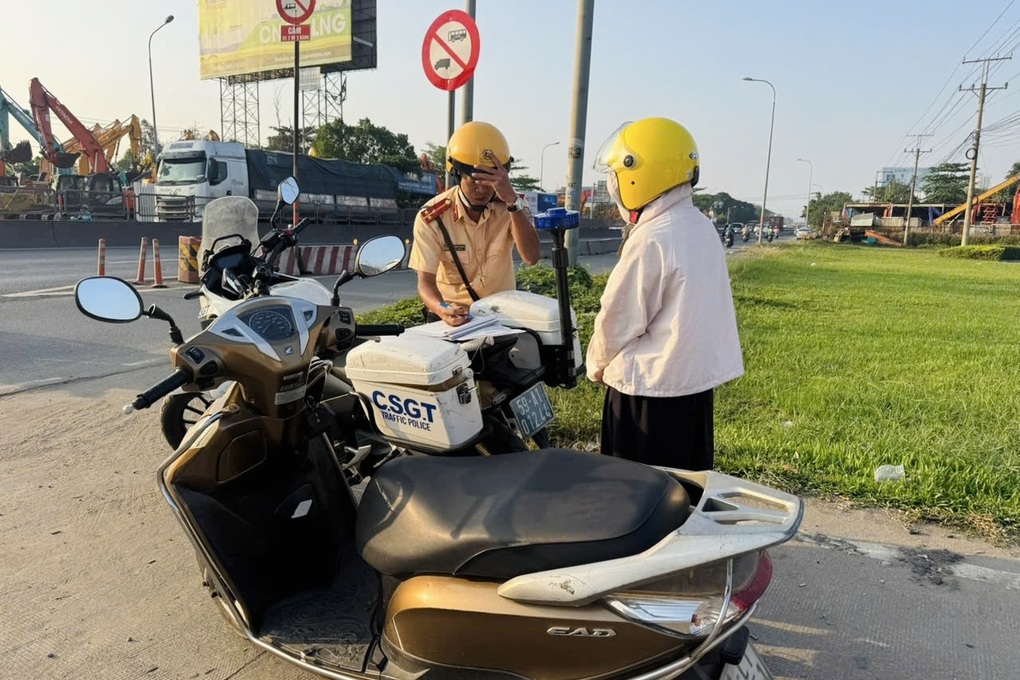 CSGT ngăn chặn nhiều người đi xe máy vào làn ô tô ở cửa ngõ phía đông TPHCM - 2