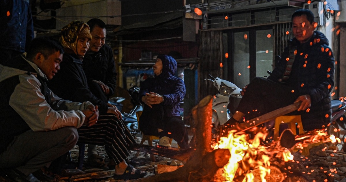 Người dân đốt lửa sưởi ấm trên vỉa hè chống chọi với rét đậm ở Hà Nội