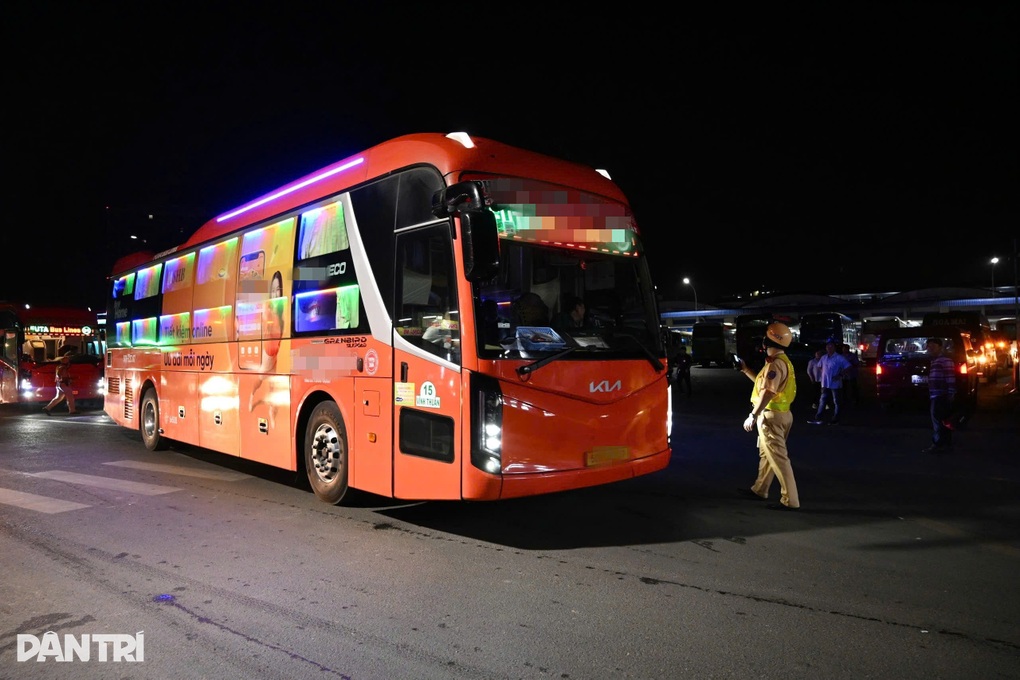 Nhậu đêm trước, tài xế ở TPHCM vẫn dính cồn khi đi làm vào sáng sớm - 1