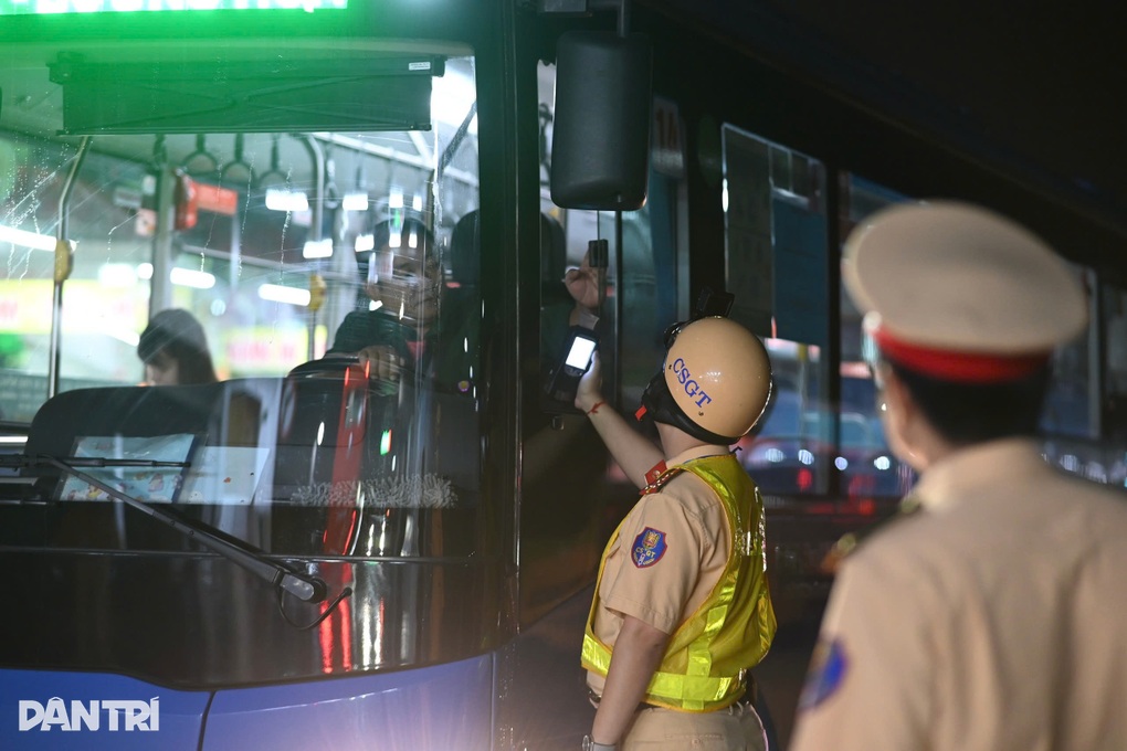 Nhậu đêm trước, tài xế ở TPHCM vẫn dính cồn khi đi làm vào sáng sớm - 4
