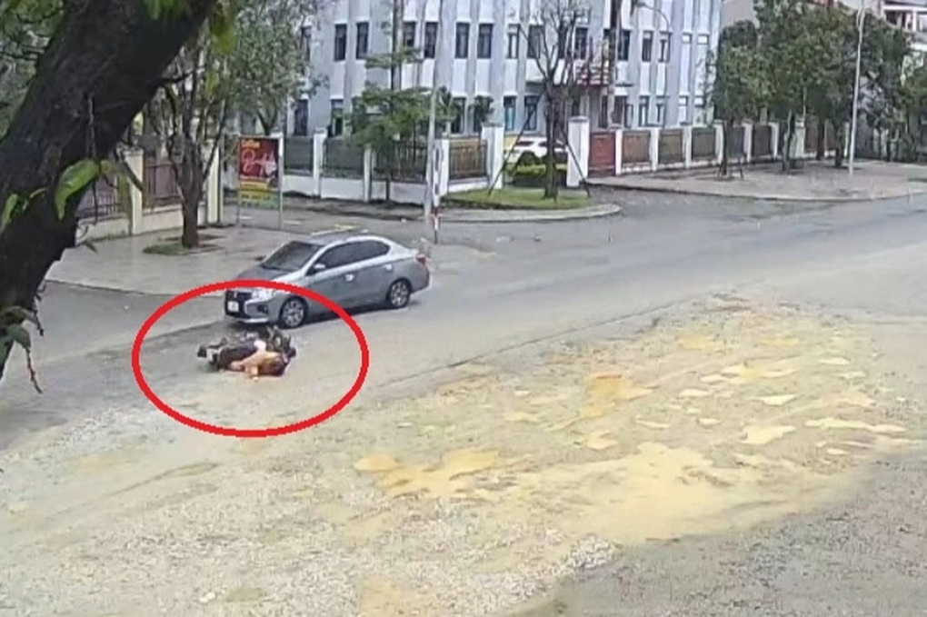 Đường thi công dang dở đầy bẫy ổ gà, nhiều người ngã dúi dụi - 1