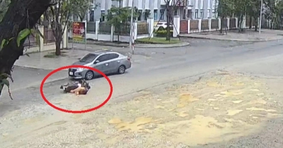 Đường thi công dang dở đầy “bẫy” ổ gà, nhiều người ngã dúi dụi