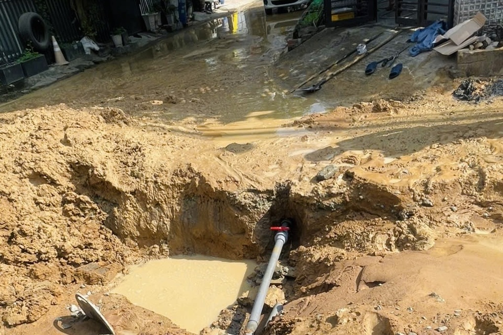 Người đàn ông bị đánh khi tranh cãi việc đổ xà bần trong hẻm ở TPHCM - 2