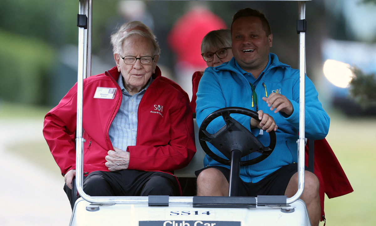 Warren Buffett: ‘Đừng quá lo lắng về lương khởi điểm’