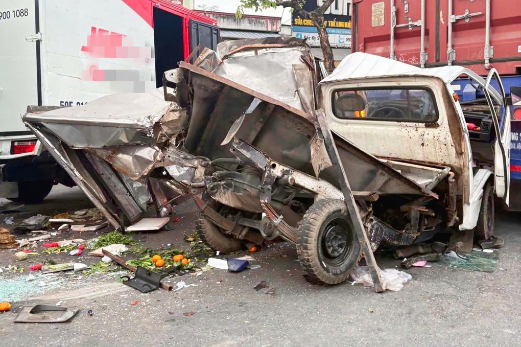 4 ô tô va chạm liên hoàn ở TPHCM - 1 4 ô tô va chạm liên hoàn ở TPHCM - 1