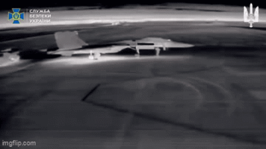 Ukraine tập kích, phá hủy hàng loạt máy bay Nga trị giá 1 tỷ USD - 3