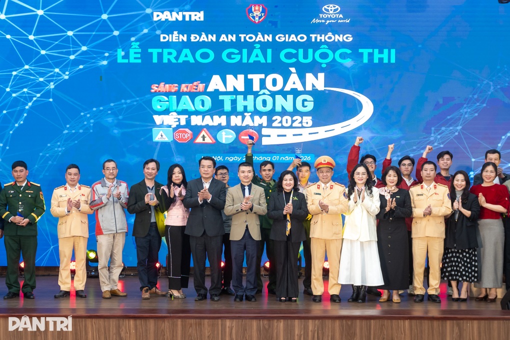 Nữ sinh 16 tuổi tự viết code, giành giải Nhì cuộc thi sáng kiến giao thông - 3 Nữ sinh 16 tuổi tự viết code, giành giải Nhì cuộc thi sáng kiến giao thông - 3