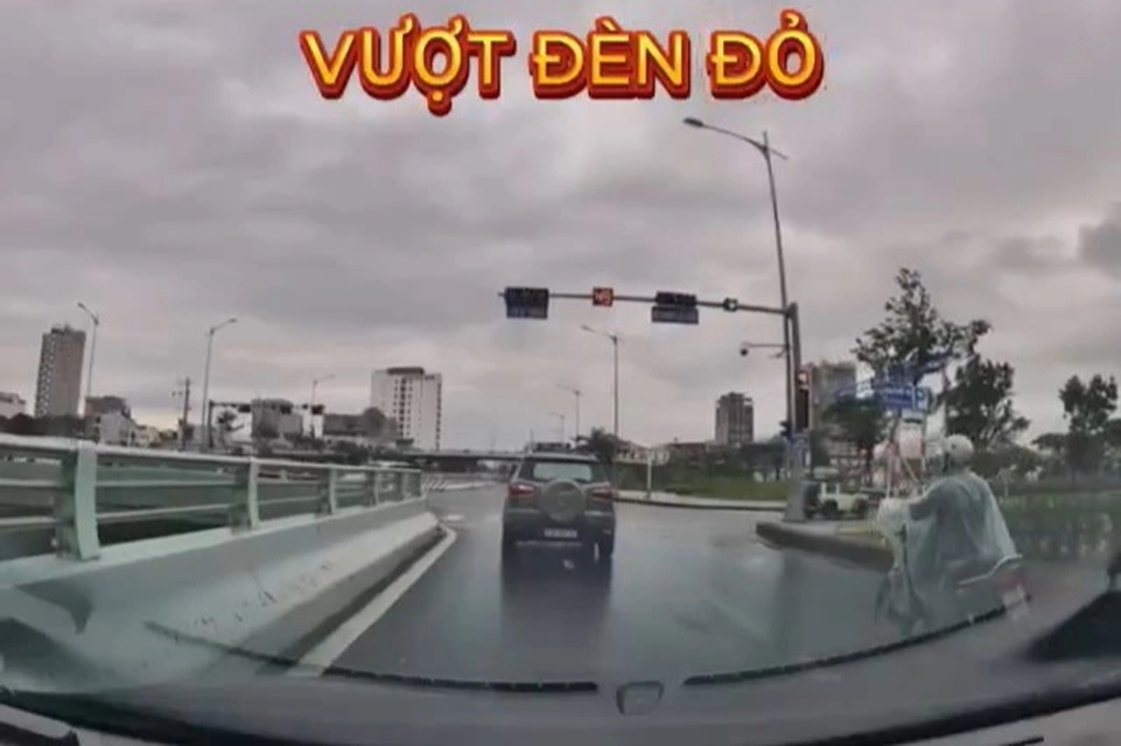 Điều khiển ô tô vượt đèn đỏ, tài xế bị phạt 19 triệu đồng - 1