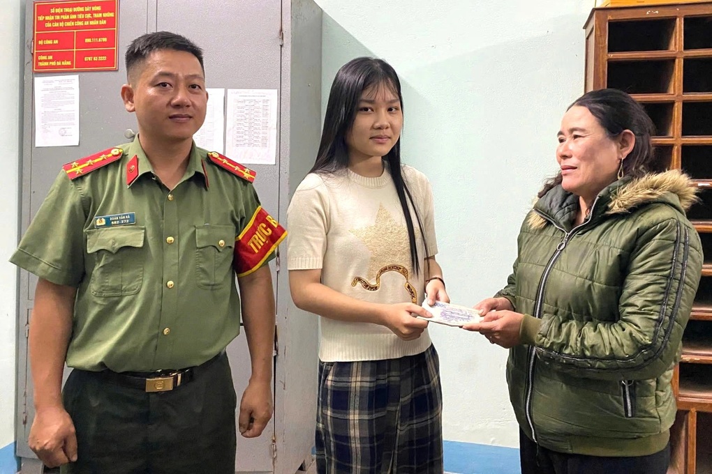 Nhặt được 10 triệu đồng, nữ sinh lớp 10 đến công an trình báo - 1