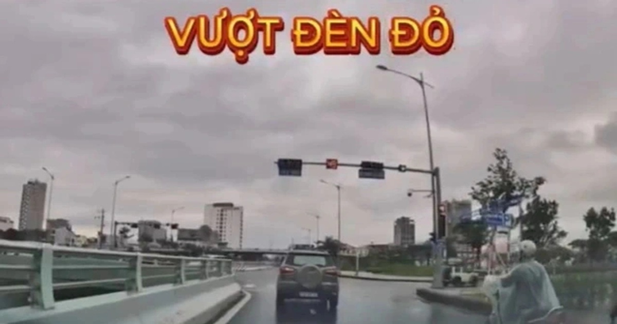 Điều khiển ô tô vượt đèn đỏ, tài xế bị phạt 19 triệu đồng