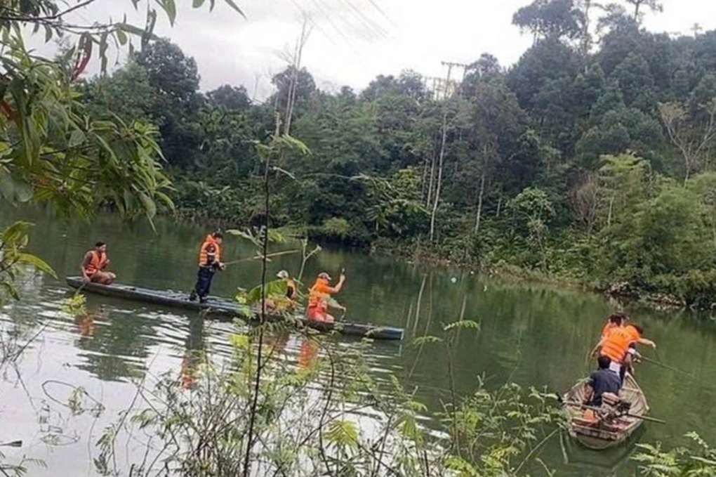 Hai cha con bị lật ghe, cháu bé 13 tuổi tử vong - 1