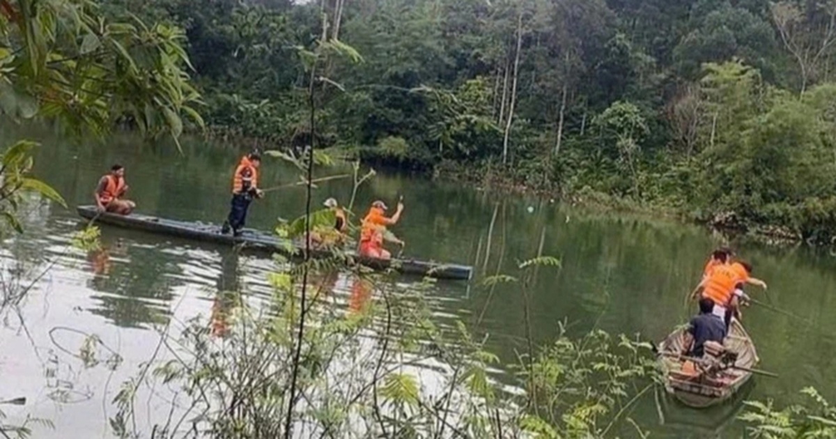 Hai cha con bị lật ghe, cháu bé 13 tuổi tử vong