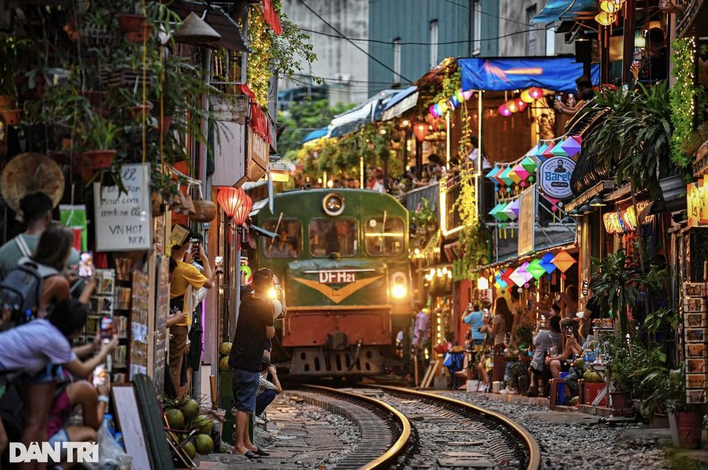 Hà Nội muốn dừng chạy tàu qua phố cà phê đường tàu và cầu Long Biên - 1