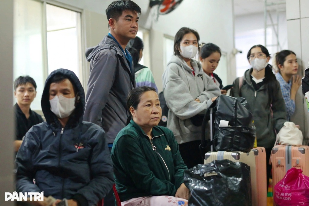 Những ngày sân bay Tân Sơn Nhất đông khách nhất dịp Tết Bính Ngọ - 2 Những ngày sân bay Tân Sơn Nhất đông khách nhất dịp Tết Bính Ngọ - 2