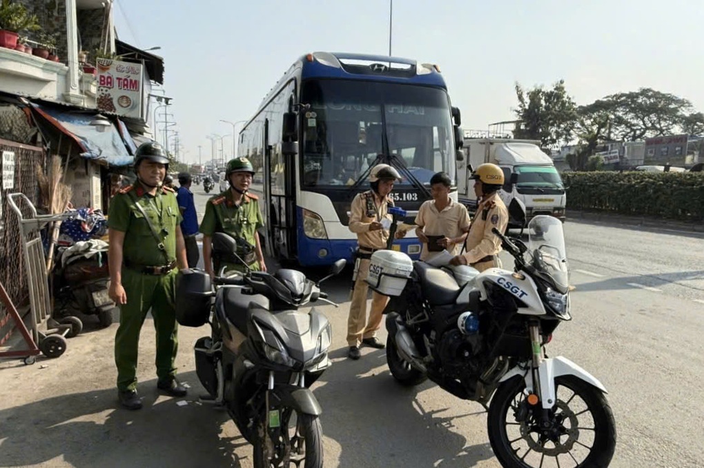 CSGT ra quân xử lý xe khách vi phạm ở cửa ngõ Tây Bắc TPHCM - 1