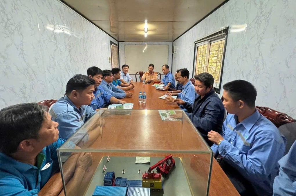 CSGT TPHCM tuyên truyền an toàn giao thông cho 4.500 công nhân dịp cận Tết - 2