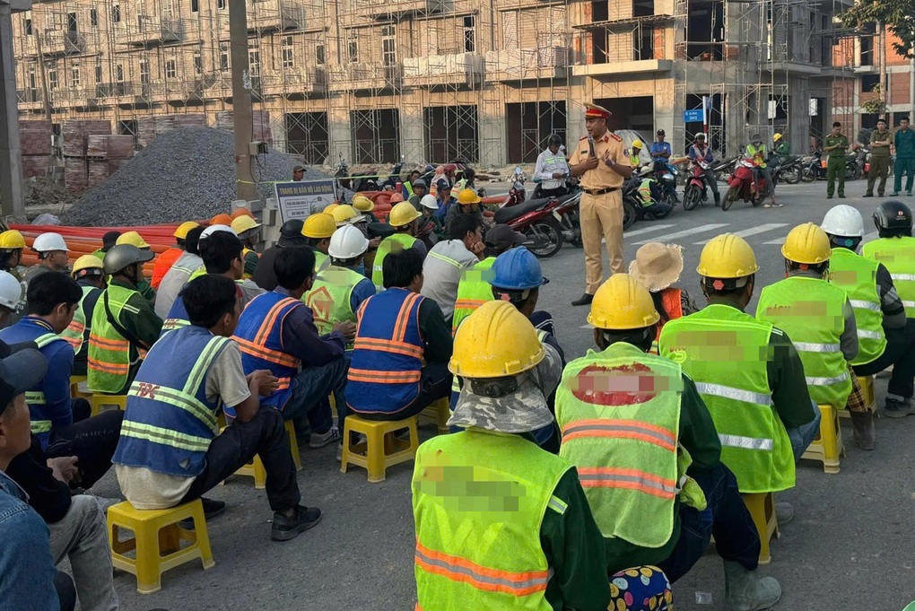 CSGT TPHCM tuyên truyền an toàn giao thông cho 4.500 công nhân dịp cận Tết - 1