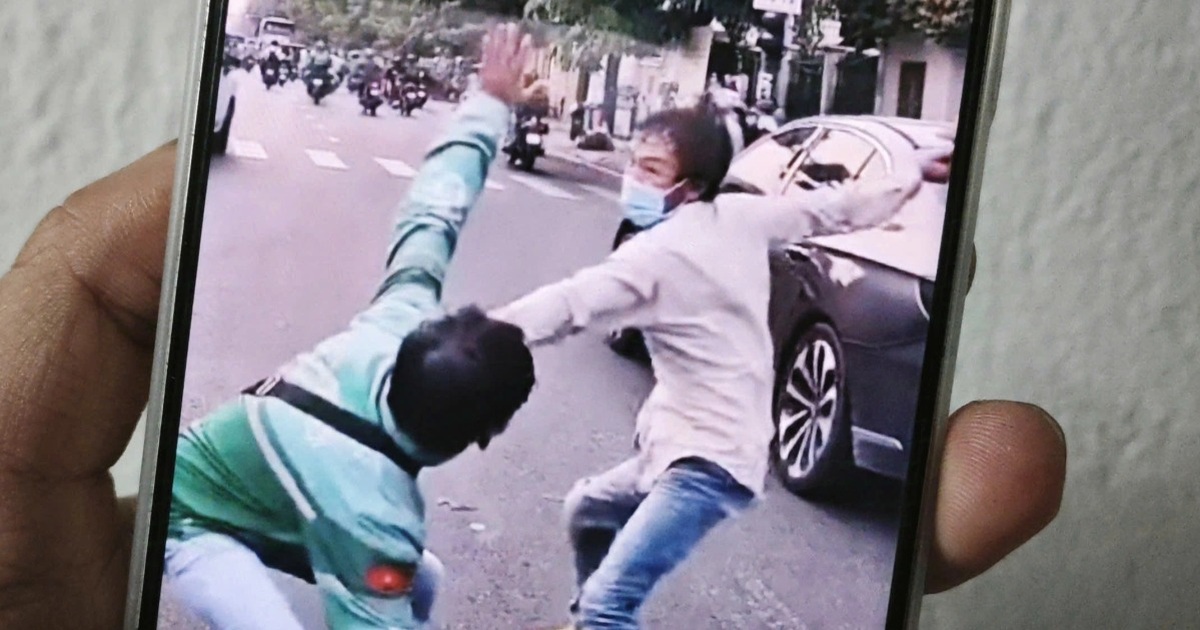 Triệu tập hai người đàn ông cầm nón bảo hiểm đánh nhau tại giao lộ ở TPHCM