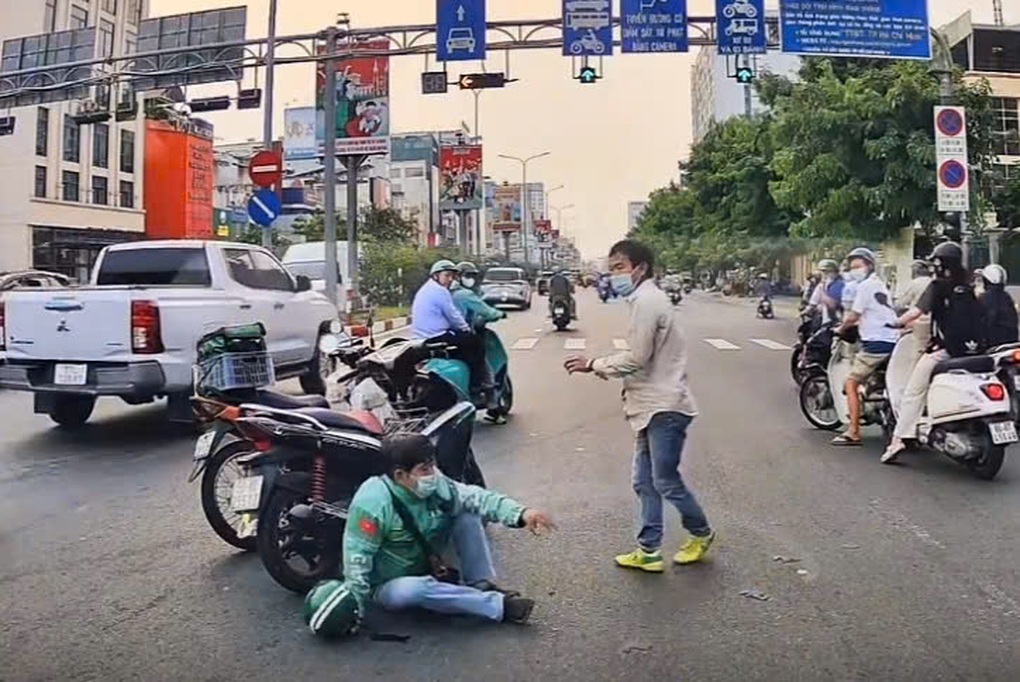 Triệu tập hai người đàn ông cầm nón bảo hiểm đánh nhau tại giao lộ ở TPHCM - 2 Triệu tập hai người đàn ông cầm nón bảo hiểm đánh nhau tại giao lộ ở TPHCM - 2