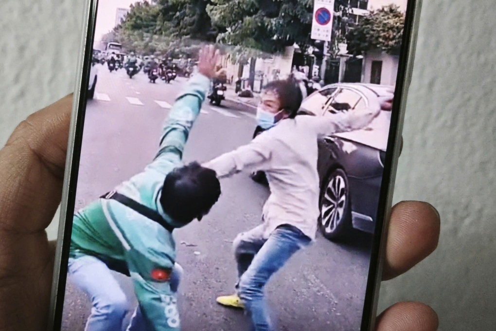 Triệu tập hai người đàn ông cầm nón bảo hiểm đánh nhau tại giao lộ ở TPHCM - 1 Triệu tập hai người đàn ông cầm nón bảo hiểm đánh nhau tại giao lộ ở TPHCM - 1