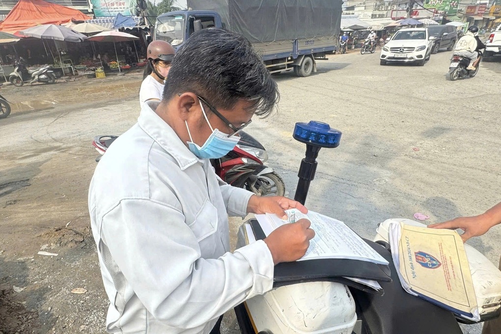 CSGT lập biên bản với ban quản lý dự án công trình mở rộng đường ở TPHCM - 1