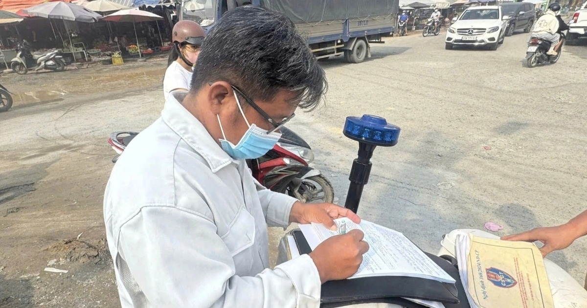 CSGT lập biên bản với ban quản lý dự án công trình mở rộng đường ở TPHCM