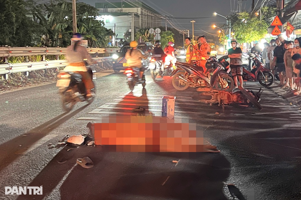 Xe máy va chạm taxi công nghệ, nam tài xế tử vong ở TPHCM - 1