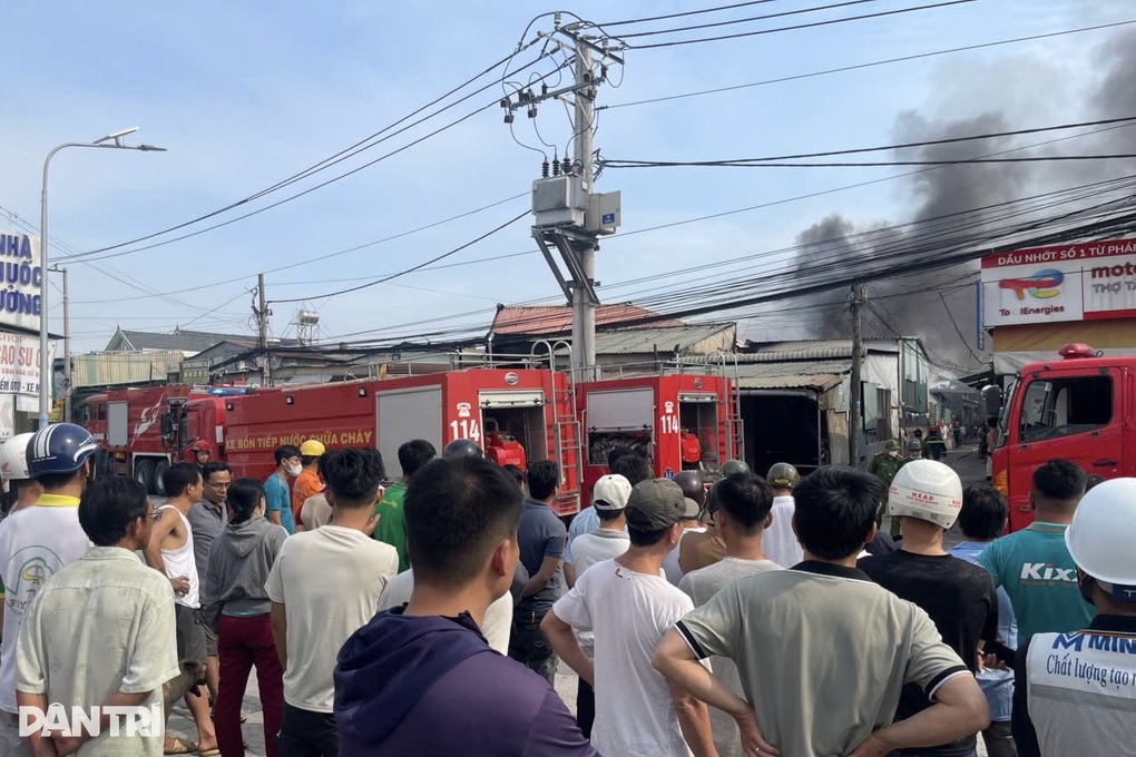 Cháy nhà xưởng ở TPHCM - 2 Cháy nhà xưởng ở TPHCM - 2