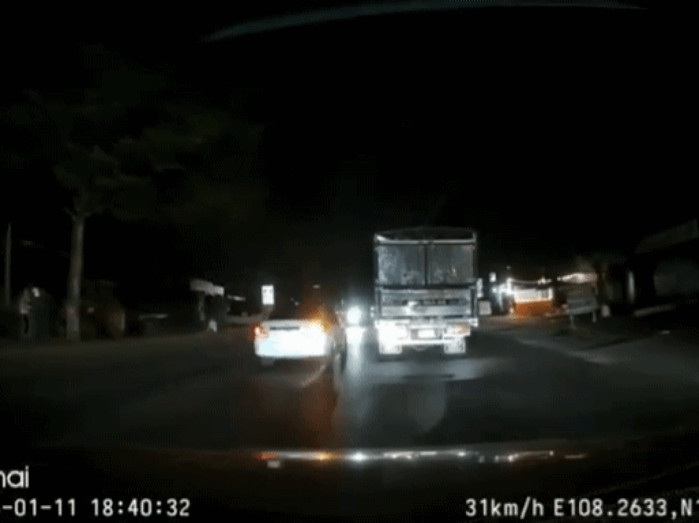 Nghi vấn ô tô vượt phương tiện phía trước, tông tử vong người đi xe máy - 1