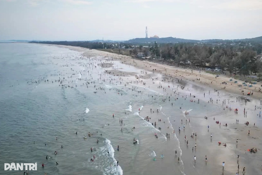 Tìm cách ngăn chặn dòng nước cuốn trôi nhiều người tắm biển - 1