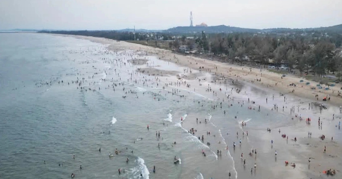 Tìm cách ngăn chặn dòng nước cuốn trôi nhiều người tắm biển