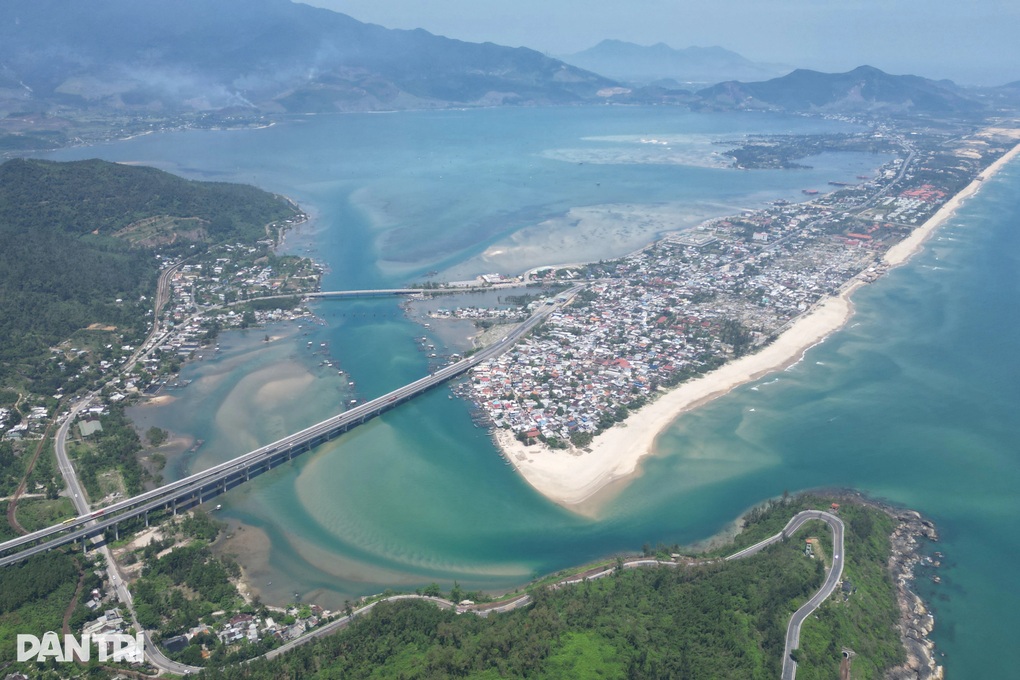 Bãi cọc bê tông giữa “tuyệt tình cốc” xứ Huế - 3