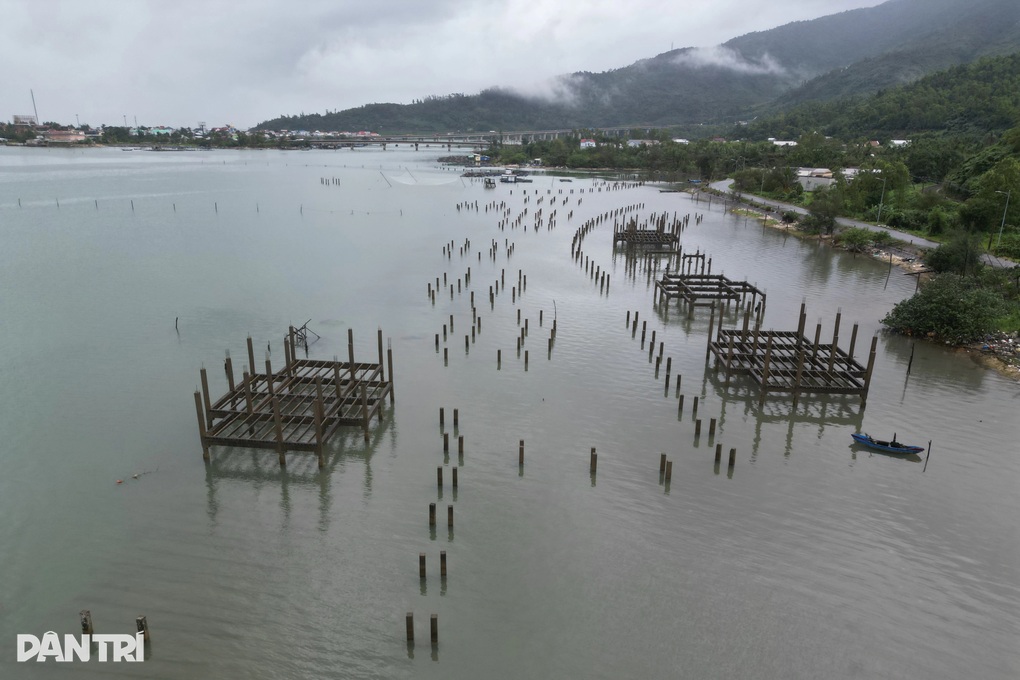 Bãi cọc bê tông giữa “tuyệt tình cốc” xứ Huế - 1