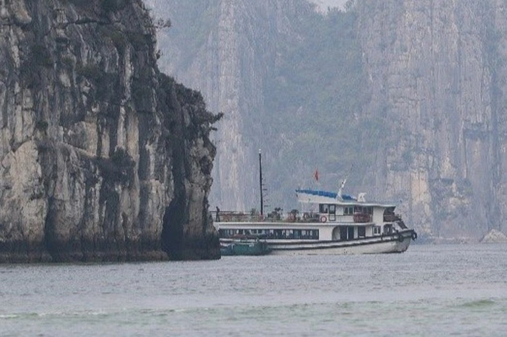 Xử phạt 18 phương tiện bám tàu du lịch trên Vịnh Hạ Long - 1