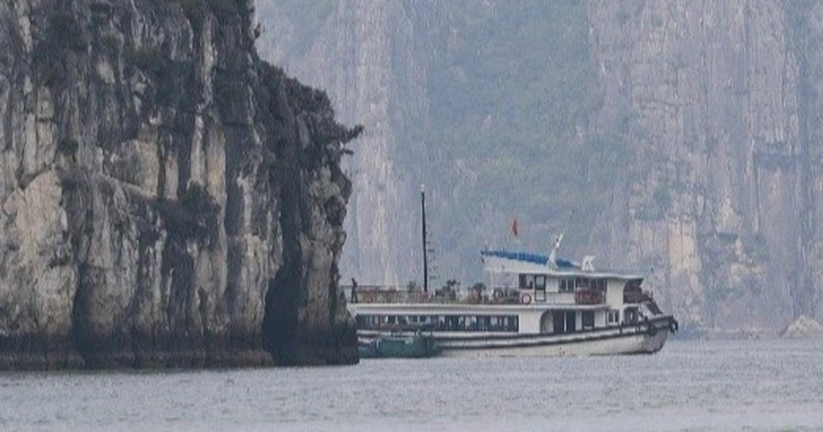 Xử phạt 18 phương tiện bám tàu du lịch trên Vịnh Hạ Long