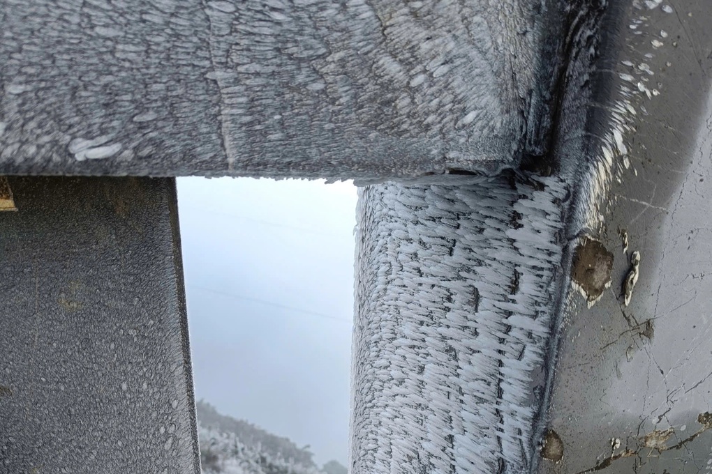 Băng giá phủ trắng trên đỉnh Fansipan - 1