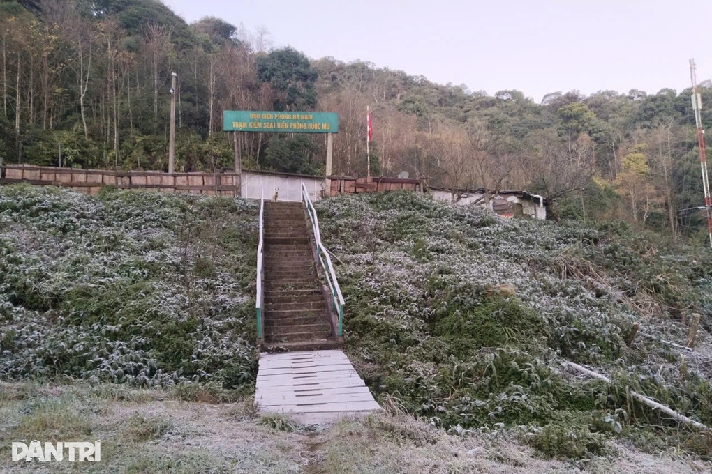 Miền Tây Nghệ An -5 độ C, băng giá phủ trắng núi rừng - 1