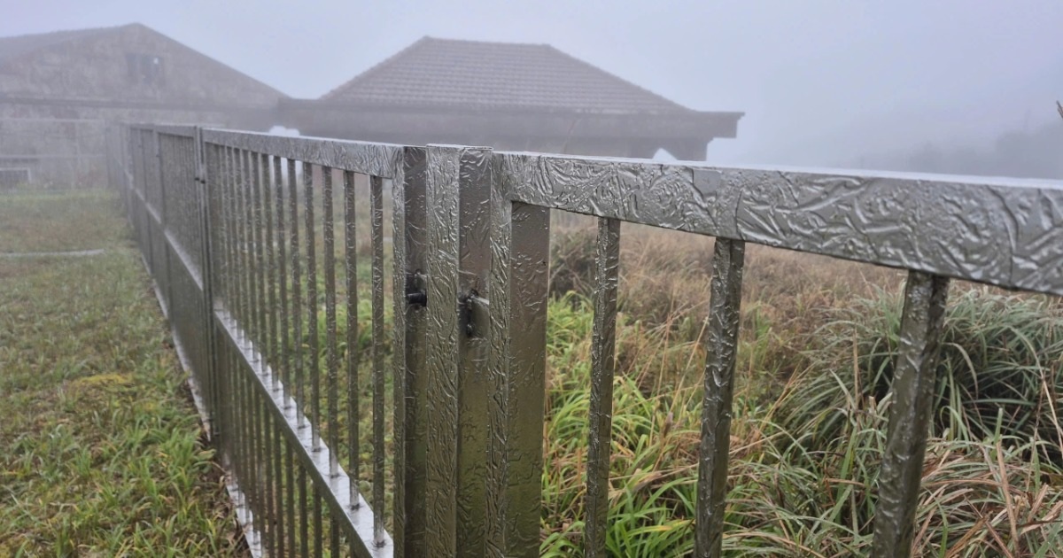 Băng giá xuất hiện trên đỉnh Mẫu Sơn