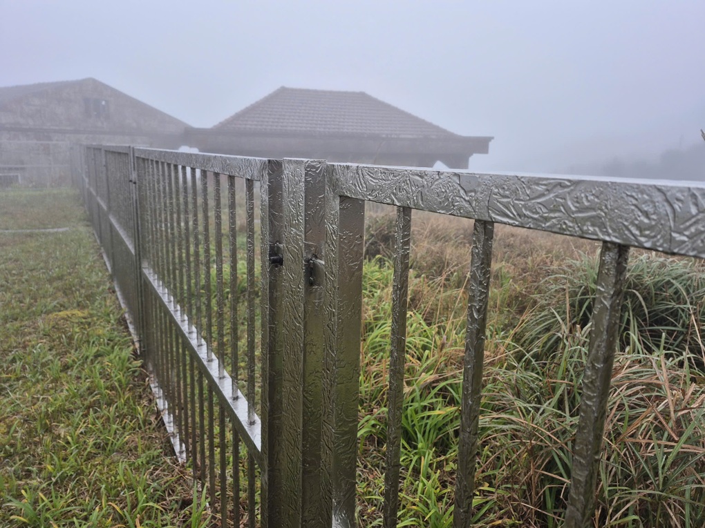 Băng giá xuất hiện trên đỉnh Mẫu Sơn - 1