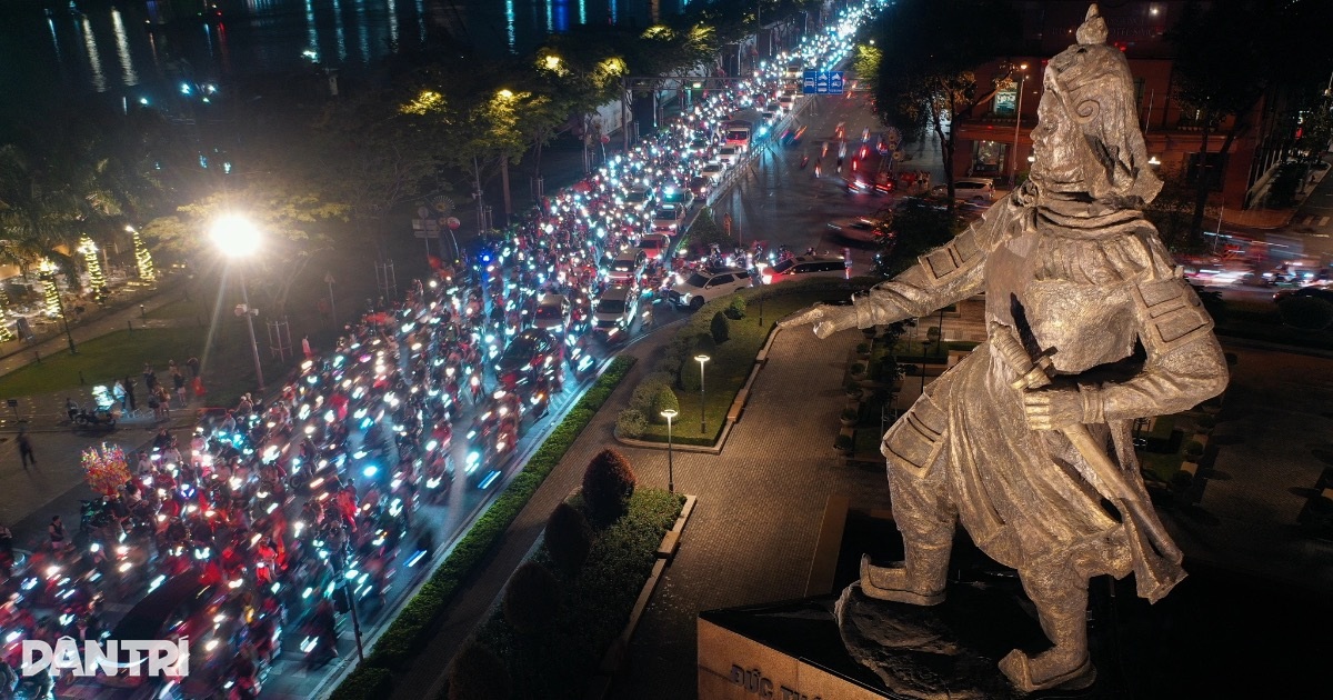 Người dân TPHCM “đi bão” xuyên đêm mừng U23 Việt Nam giành hạng 3 châu Á