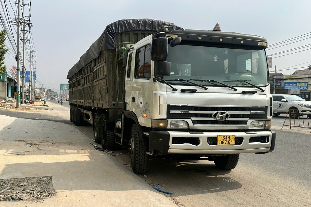 Người dân đuổi theo xe đầu kéo cán tử vong nam thanh niên ở TPHCM - 2