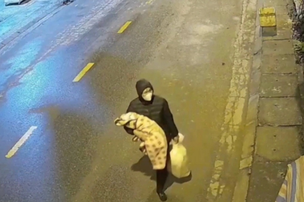 Bé gái 2 tháng tuổi bị bỏ rơi trên vỉa hè giữa trời rét 10 độ C - 1