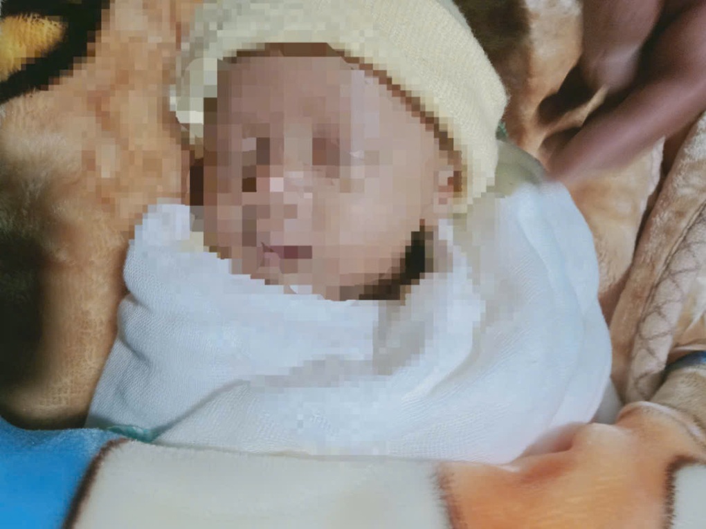 Bé trai 3 ngày tuổi bị bỏ rơi bên vệ đường ở Lâm Đồng - 1 Bé trai 3 ngày tuổi bị bỏ rơi bên vệ đường ở Lâm Đồng - 1