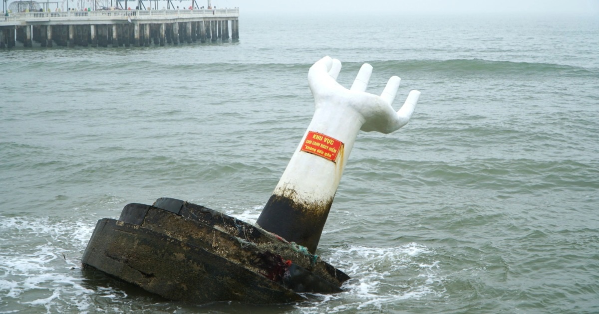 Tháo dỡ 5 tượng hình bàn tay trên bãi biển Hải Tiến