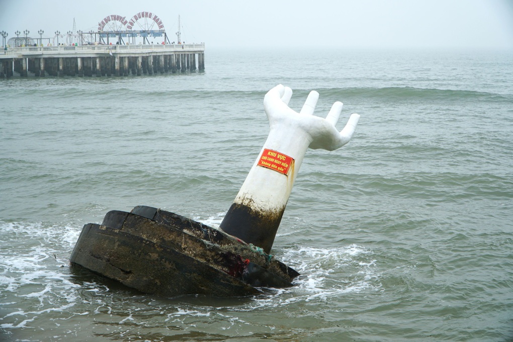 Tháo dỡ 5 tượng hình bàn tay trên bãi biển Hải Tiến - 1