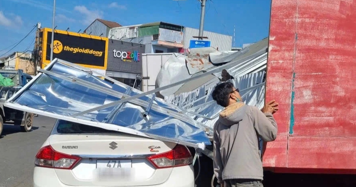 Biển hiệu cửa hàng điện thoại sập đè một phụ nữ cùng nhiều xe máy, ô tô