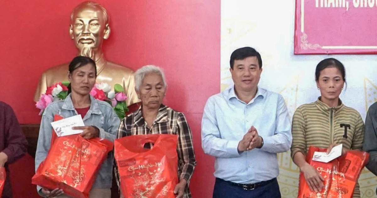 Bí thư tỉnh Lâm Đồng chúc Tết, tặng quà đến người dân xã Sơn Mỹ