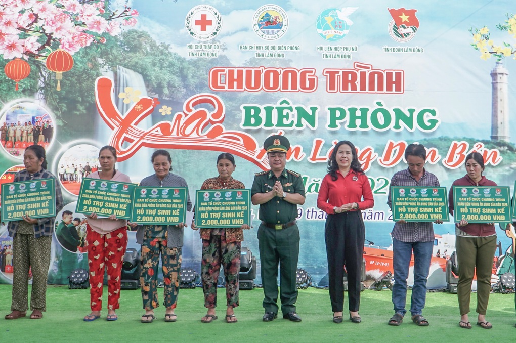 Bộ đội Biên phòng trao 100 phần quà đến người dân Lâm Đồng - 1